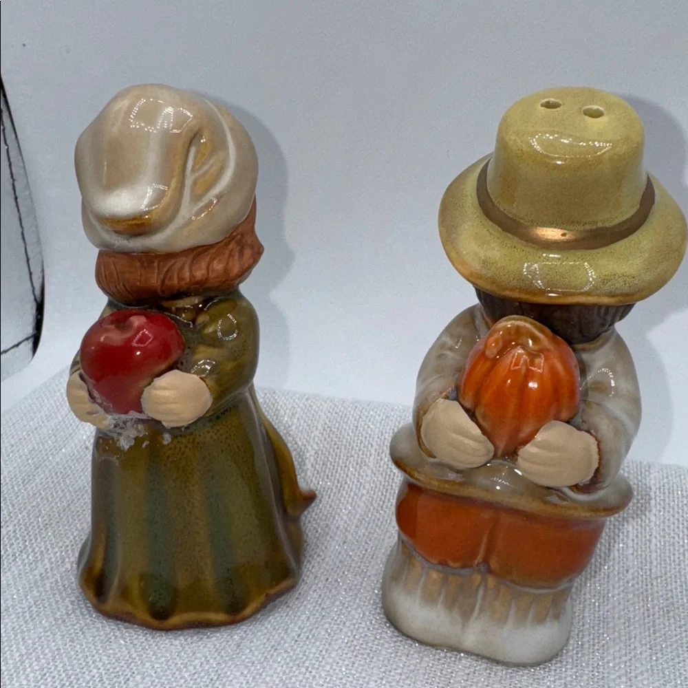 Salt and pepper shakers pilgrims holding pumpkin & apple 4x2” stoppers attached